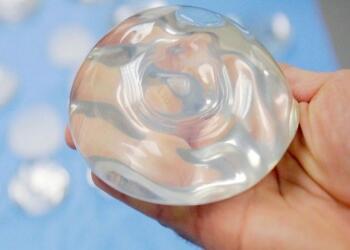 KHI NÀO THAY TÚI NGỰC NƯỚC MUỐI BẰNG TÚI NGỰC SILICONE GEL