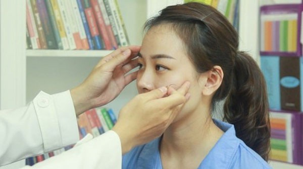 Cắt mí mắt nên hay không?