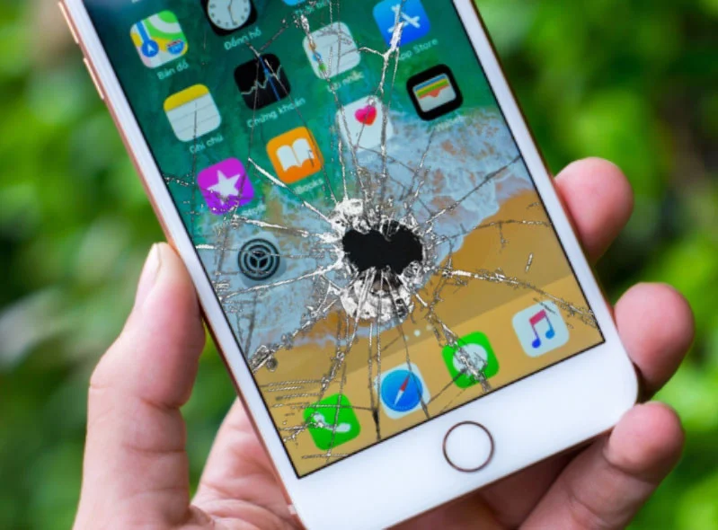 Màn hình iPhone bị vỡ cần được thay mới