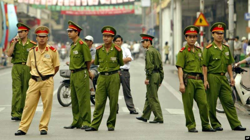 Mơ thấy công an đánh con gì