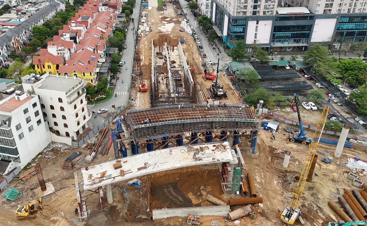 Tiến độ thi công thực tế nút giao lập thể Vành đai 3.5 và Đại lộ Thăng Long đang thi công cọc cầu