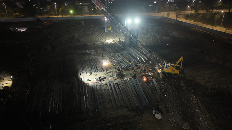 Toàn cảnh công trường The Flame Vine thi công xuyên đêm tháng 4/2026: hàng chục máy khoan cọc nhồi và nhân lực đang hoạt động liên tục