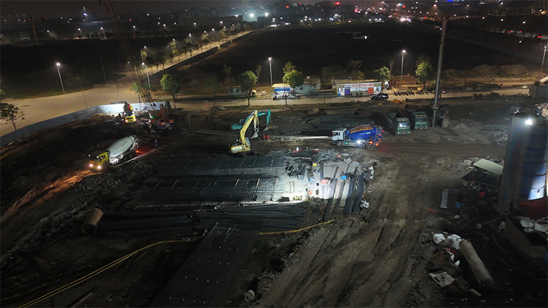 toàn cảnh công trường The Flame Vine thi công xuyên đêm tháng 4/2026, huy động hàng chục máy khoan cọc nhồi và nhân lực liên tục, thể hiện tiềm năng tăng giá và cam kết về đích đúng hẹn.