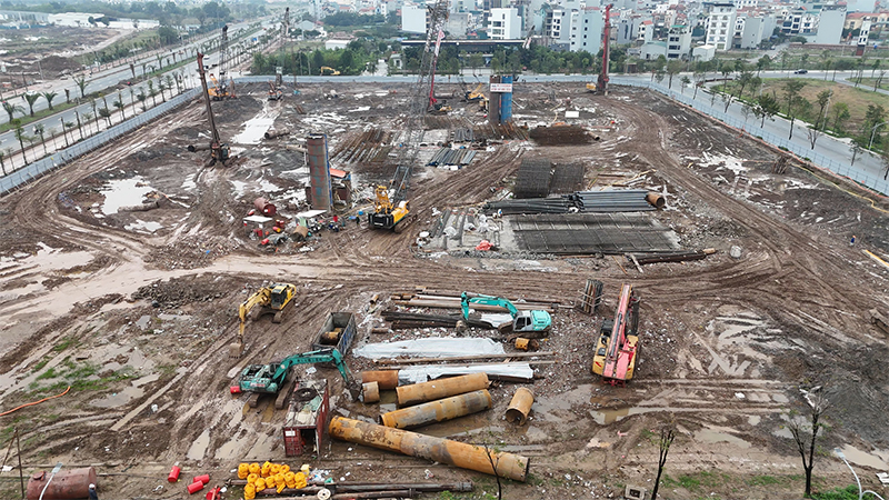 Hình ảnh thực tế công trường The Flame Vine đầu tháng 4/2026, hàng chục máy khoan cọc nhồi đang hoạt động hết công suất để hoàn thiện phần móng cọc