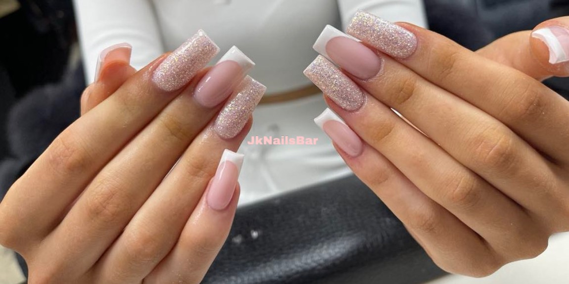 Icon of nail file and nail art supplies