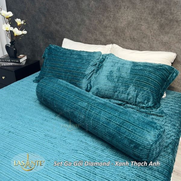 220 GSM embossed velvet bedding set in six colours with a soft raised woven texture. 10