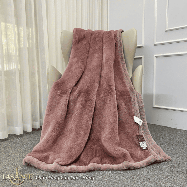 Luxury Long-Pile Faux Fur Blanket 2