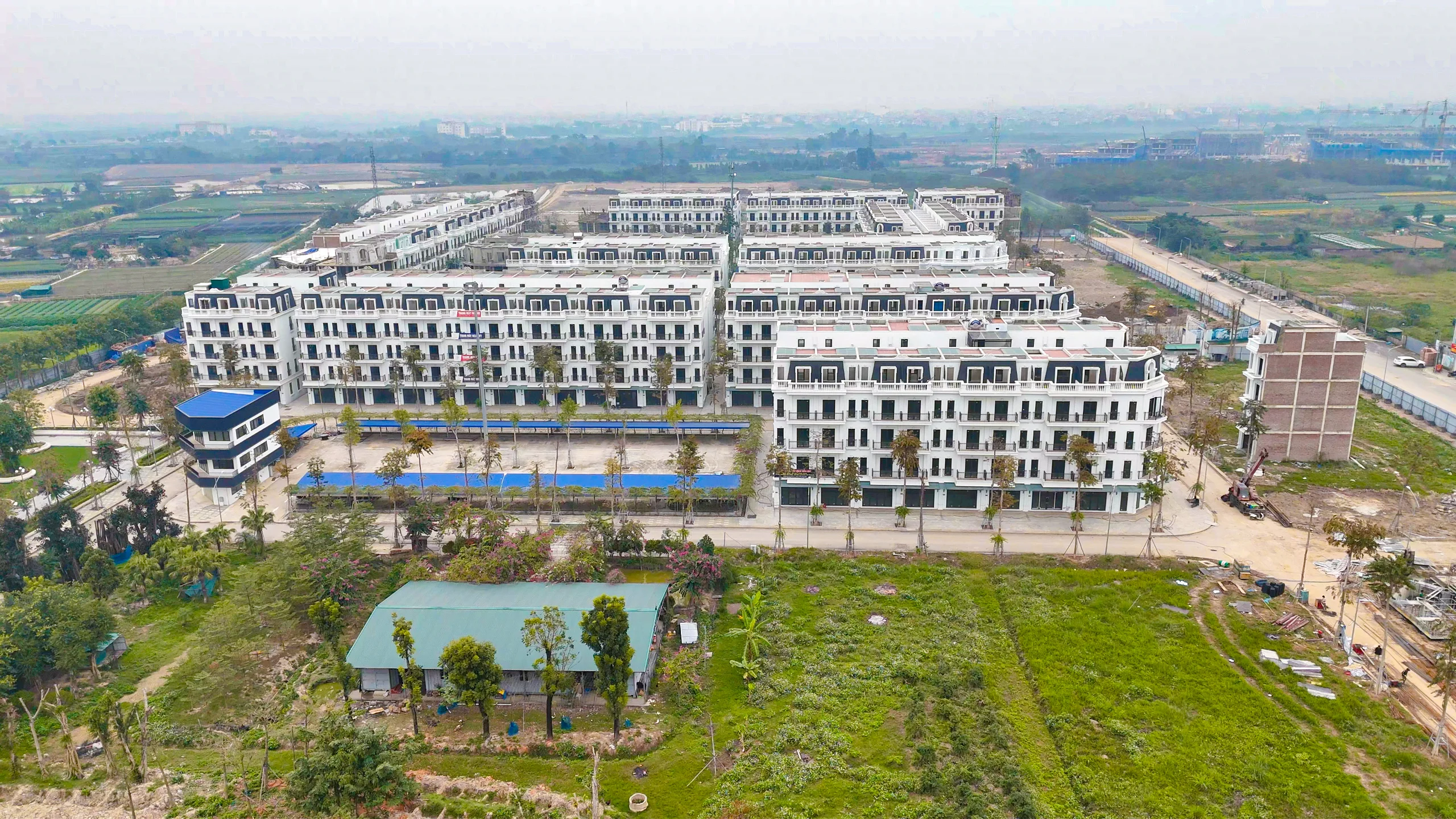 Cảnh quan trước sau và hệ thống bãi đỗ xe