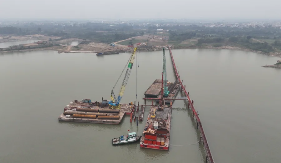 đẩy nhanh thi công cầu tạm hai bên bờ sông