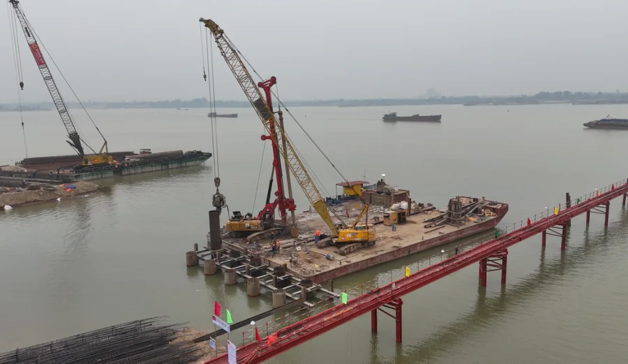 Triển khai thi công móng trụ cầu trên sông
