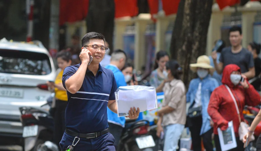Người dân tìm hiểu thông tin và nộp hồ sơ đăng ký mua nhà ở xã hội tại một dự án nhà ở xã hội năm 2026.