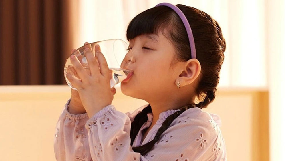 Giúp con củng cố đề kháng bằng cách uống nước, mẹ đã biết?