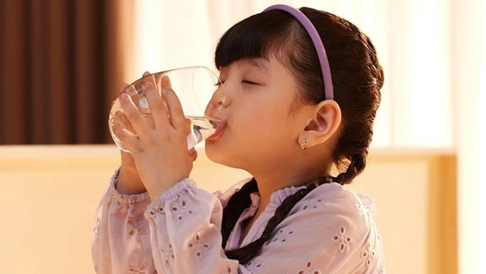 Giúp con củng cố đề kháng bằng cách uống nước, mẹ đã biết?