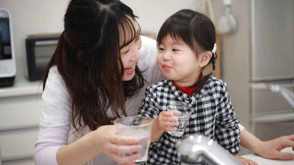 Chuyên gia giải đáp: Nước ion kiềm có tốt cho trẻ không?