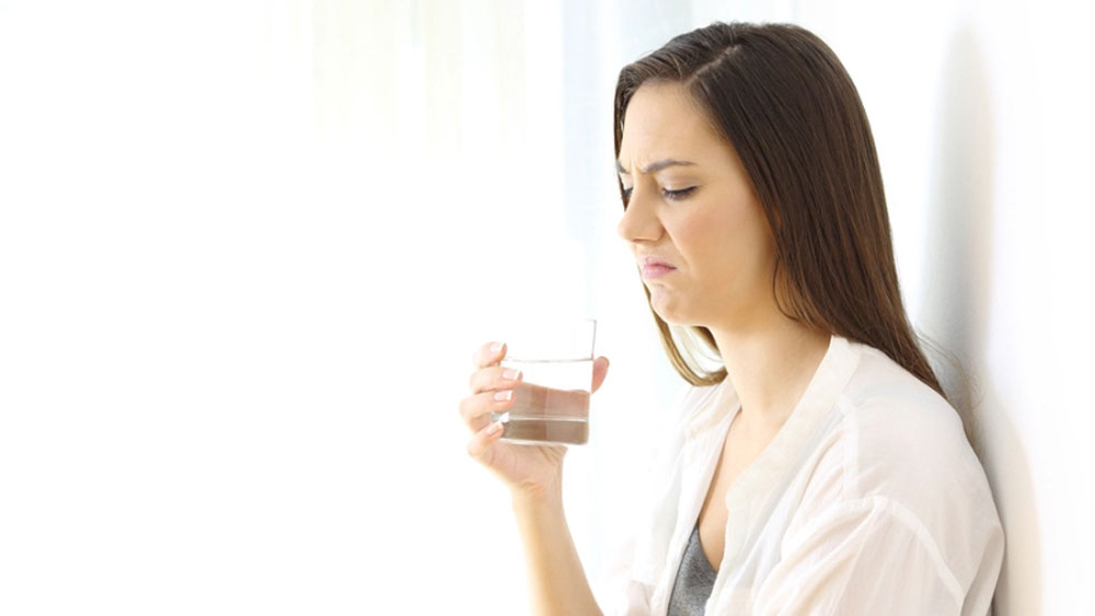 Nước bị thiu: Dấu hiệu, nguyên nhân và cách lưu trữ nước đúng cách