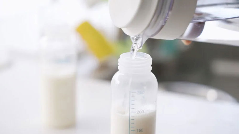 Có sử dụng nước tinh khiết pha sữa cho bé được không? Nên dùng loại nước nào để pha sữa cho bé?