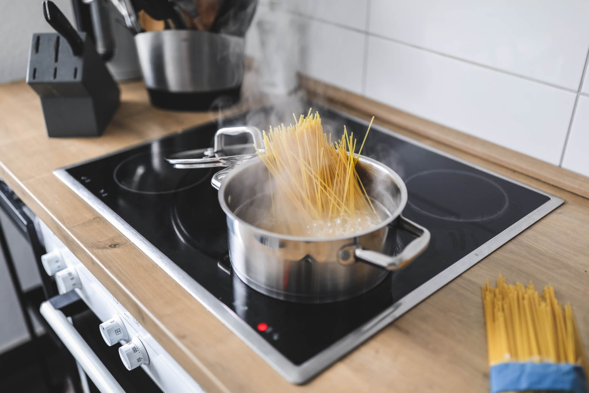 boling-water-pot-cooking-pasta