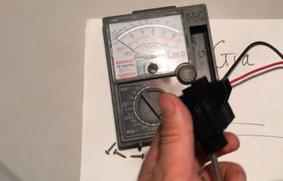 Sử dụng tua vít để tháo rời phần vỏ nhựa