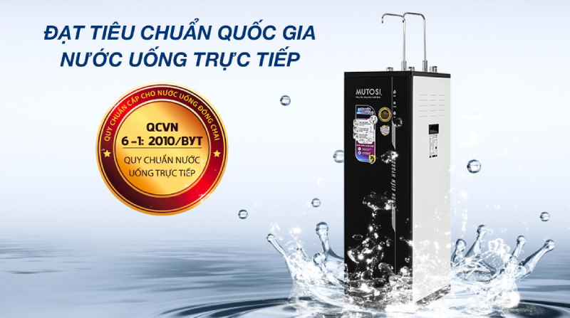 Kiểm tra tem đánh giá nước đạt chuẩn trên thân máy lọc