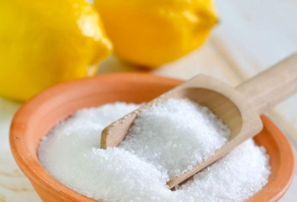 2-ban-co-the-thay-the-bot-axit-citric-bang-chanh-hoac-giam