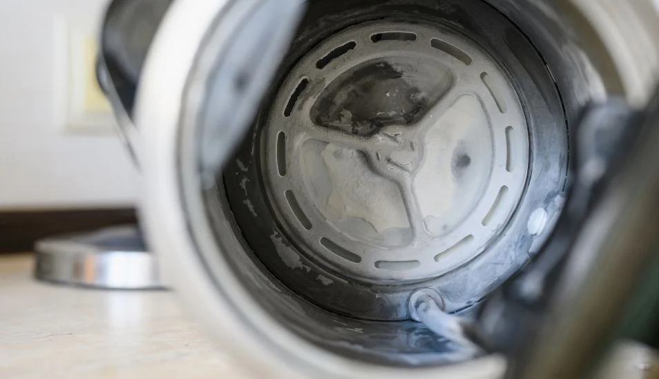 Cặn trắng bám ở đáy ấm đun