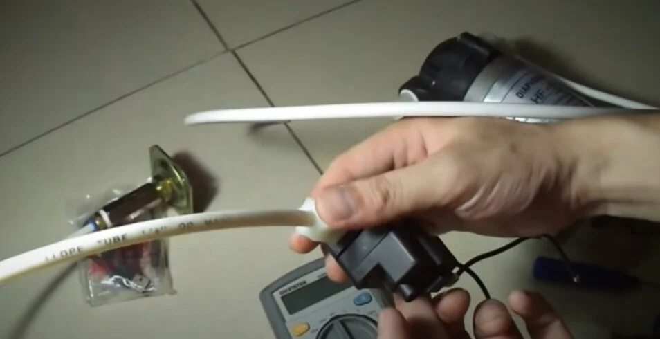 Tháo giắc cắm và dây dẫn nước