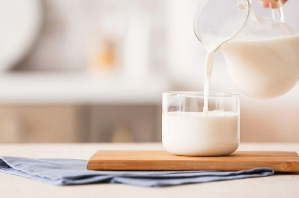 Fresh milk contains many nutrients that are good for the skin.