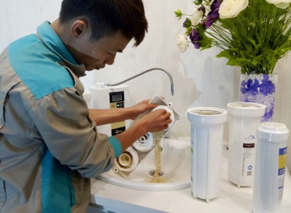 7+ SAI LẦM ai cũng mắc khi vệ sinh máy lọc nước nóng lạnh tại nhà