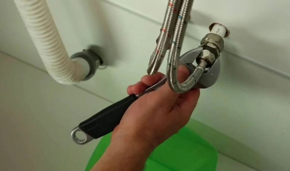 Once you have determined that the cause of the noise is a broken pump, you must replace the filter with a new pump to end this situation.