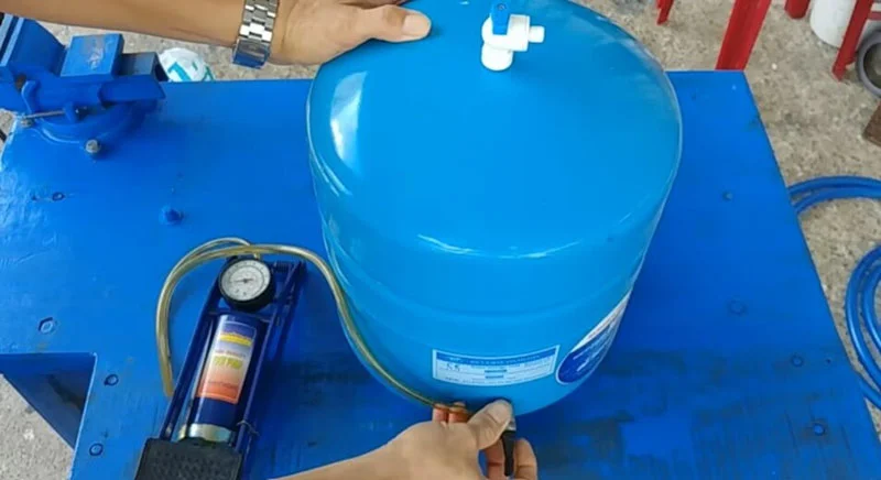 Bơm bình áp để khắc phục sự cố máy lọc không ra nước