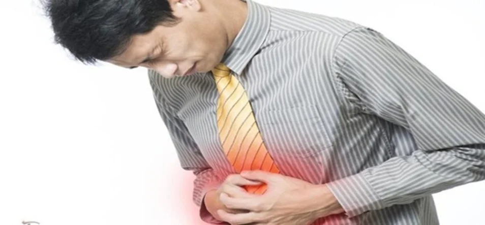 Căng thẳng sẽ khiến dạ dày co bóp, tiết axit nhiều hơn bình thường. Nếu sử dụng thêm thuốc lá để giảm căng thẳng thì càng làm tăng lượng axit khi nicotin tiêu diệt các lợi khuẩn trong dạ dày.