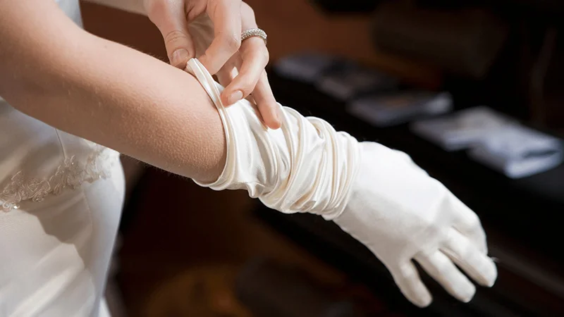 Đeo găng tay trong suốt quá trình để đảm bảo vệ sinh cho lõi lọc nước số 4 - lõi RO mới thay