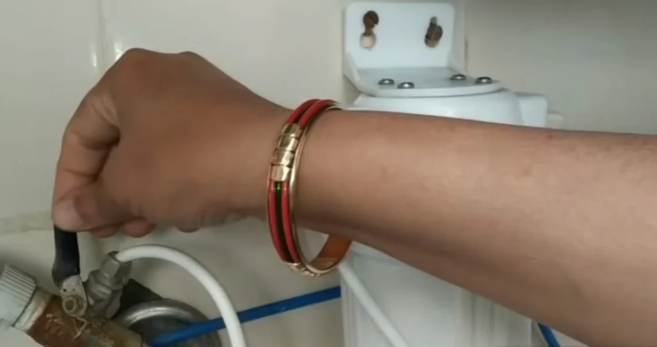 Ngắt nguồn điện, nước và khóa van đầu vào giúp việc vệ sinh màng lọc được thực hiện an toàn