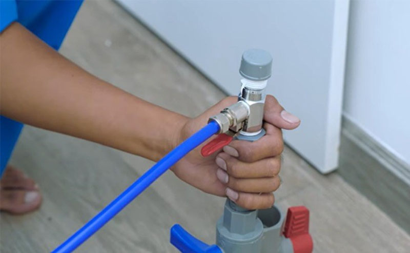 Đầu tiên, bạn cần kiểm tra nguồn cấp nước cho máy lọc