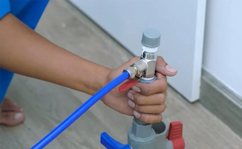 Đầu tiên, bạn cần kiểm tra nguồn cấp nước cho máy lọc