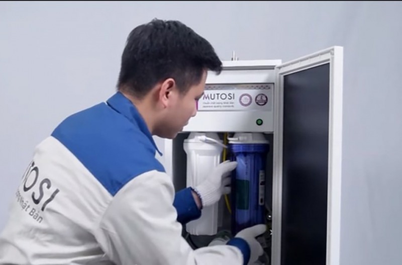 Kỹ thuật viên tiến hành lắp đặt máy lọc nước cho trường học sau khi hoàn thành khảo sát và kiểm định