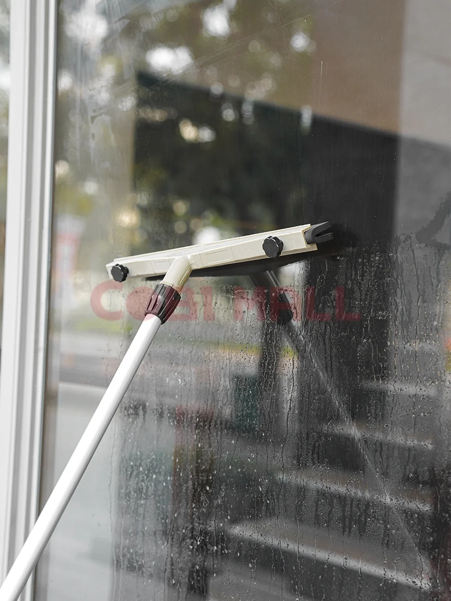 Sử dụng bình xịt nước kiềm 11.5 để làm sạch kính, sàn nhà