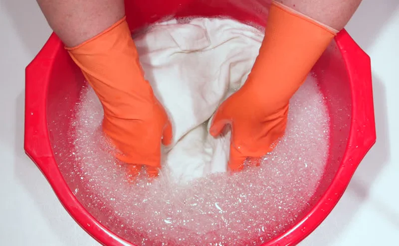 Để làm sạch vết bẩn trên quần áo dễ dàng, bạn nên ngâm chúng với nước kiềm 11.5 trong khoảng 20 phút rồi giặt lại bình thường là được