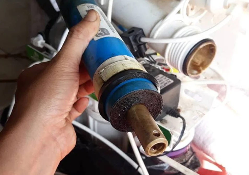 Sau 1 thời gian sử dụng, màng RO dễ bị bám bẩn nên cần vệ sinh hoặc thay mới ngay