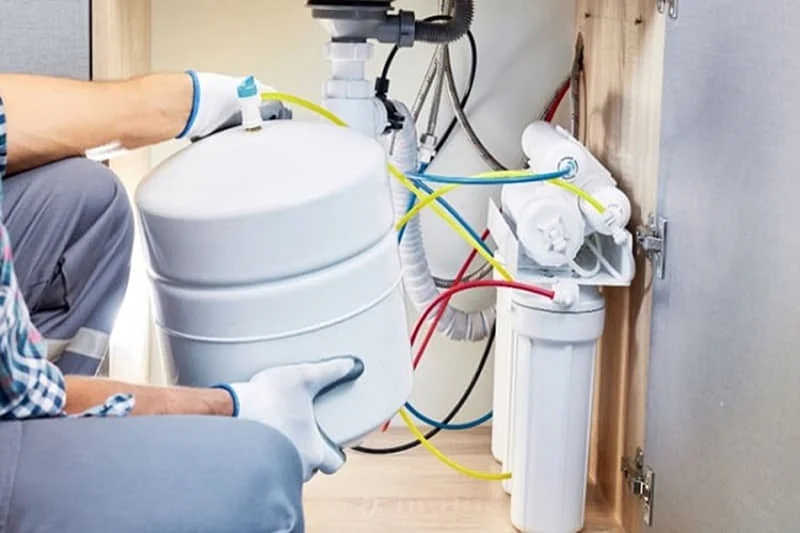 Máy lọc nước cần có bơm tăng áp giúp đẩy nước qua màng lọc RO