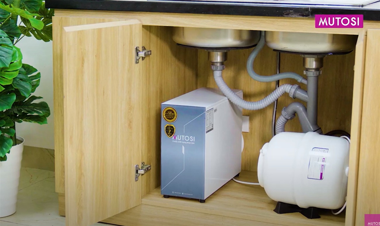 Máy lọc nước để bàn, để gầm không dùng điện thiết kế đơn giản, kích cỡ nhỏ gọn vừa vặn đặt tại các vị trí diện tích bé