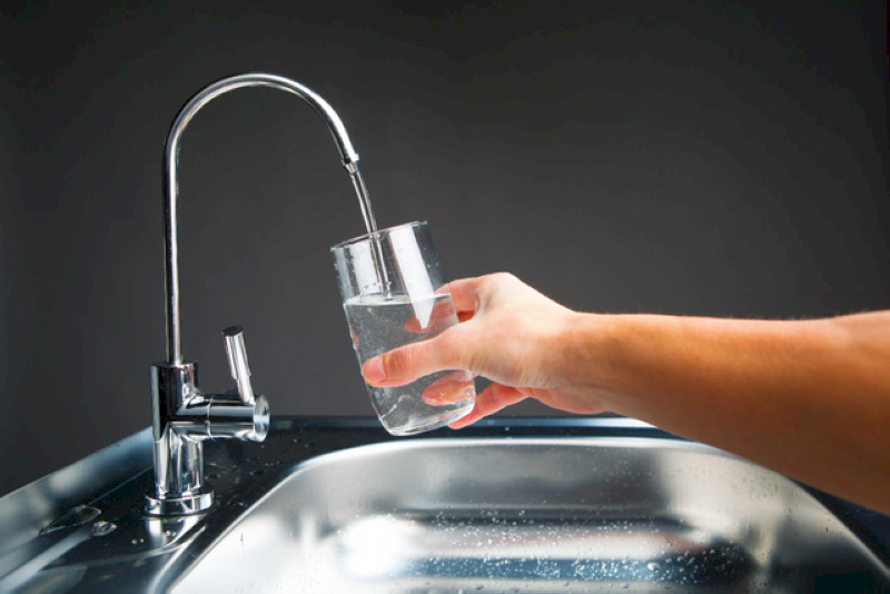 Mở khóa vòi lấy nước trong vòng 5 - 10 phút để xả rửa bụi than đen ở trên vòi