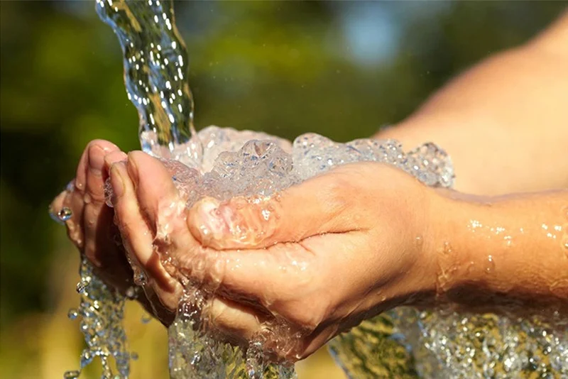 Nên lắp đặt hệ thống máy lọc tổng khi bạn thấy nguồn nước có màu sắc, mùi vị hay các dấu hiệu lạ