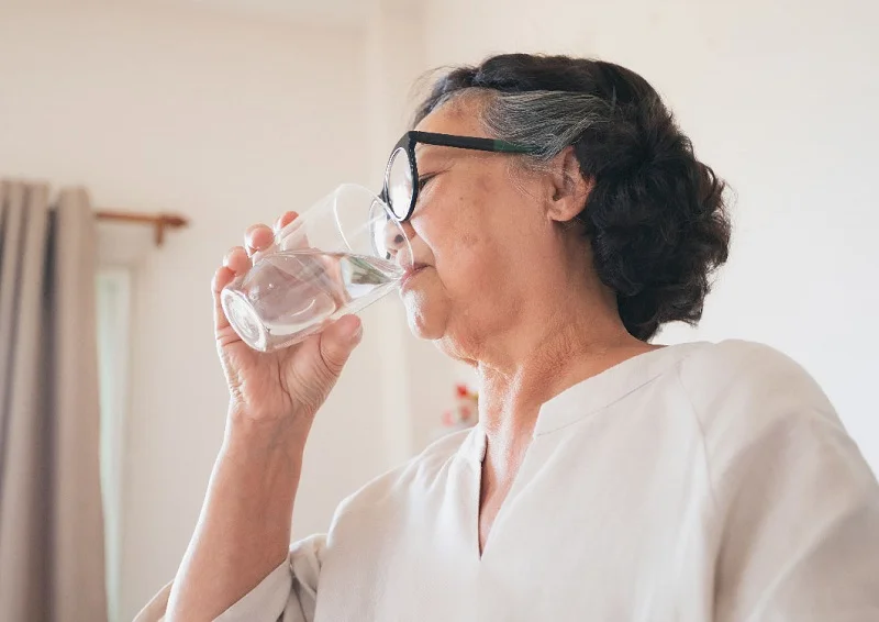 Người già trên 80 tuổi có hệ tiêu hóa yếu không nên uống nước ion kiềm