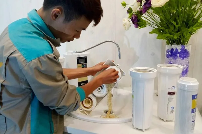 Nhân viên của Comath cung cấp dịch vụ thay lõi lọc nước tại nhà