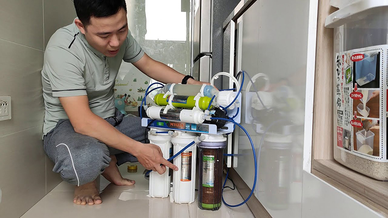 Nhân viên tại Comath đến tận nhà tiến hành vệ sinh và thay lõi lọc nước