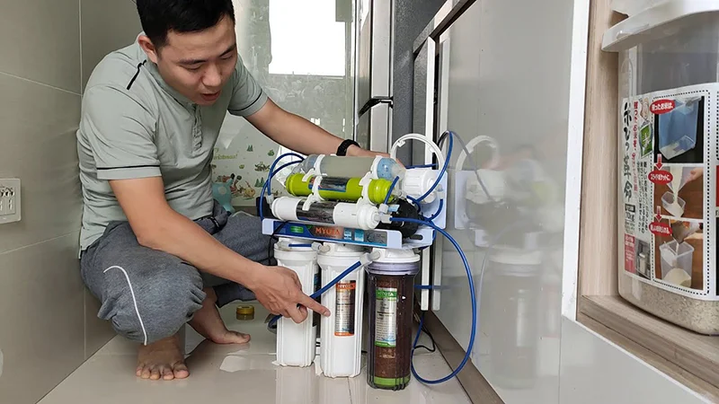 Nhân viên tại Comath đến tận nhà tiến hành vệ sinh và thay lõi lọc nước