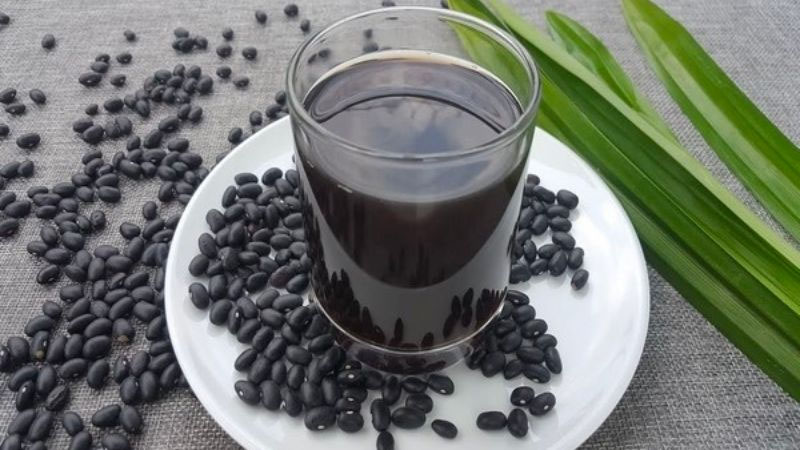Sử dụng mỗi ngày một ly nước đậu đen giúp tăng cường chức năng thận, hỗ trợ giải nhiệt cơ thể