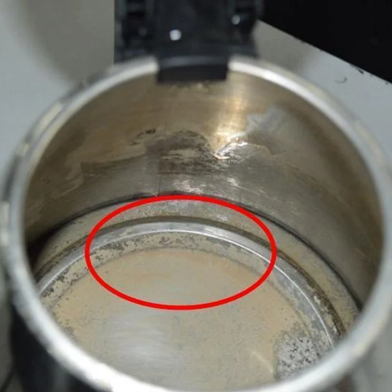 Nước đun sôi có cặn trắng: Nguyên nhân, tác hại và cách xử lý đơn giản tại nhà