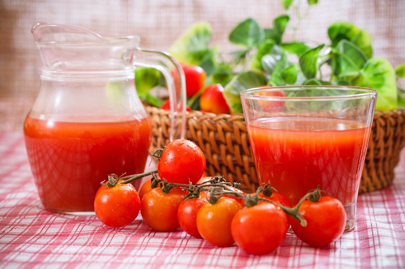 Nước ép cà chua thuộc top các loại nước uống chứa hàm lượng vitamin C lớn